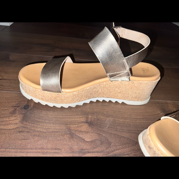 Time and Tru Rose Gold sandals - Picture 2 of 3